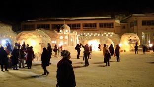ろうそくが灯る夜の祭りの様子
