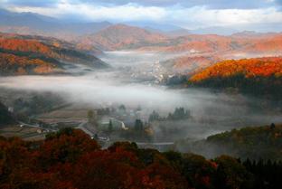紅く色づいた里山の景色