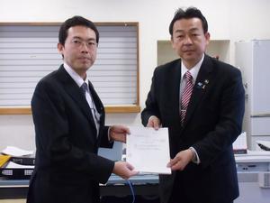 協議書を大宮国道事務所に提出している写真