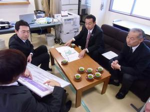 協議書を大宮国道事務所に提出した際に談話している写真