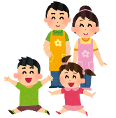 子ども2人を見守る大人2人の画像