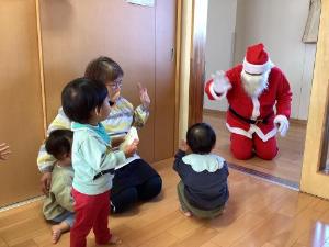 0歳児ひよこ組がサンタクロースと交流している様子