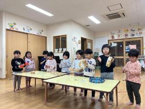 3歳児きりん組が楽器演奏をしている様子