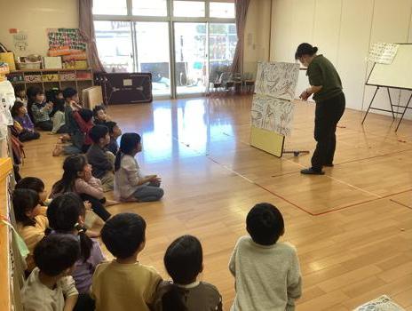 保健師が手洗いについて、話をしている様子