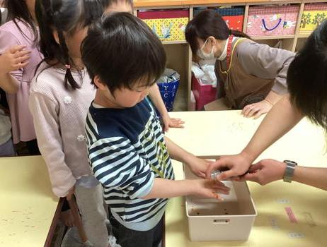 どれくらい手に汚れが付いているか試しているところ