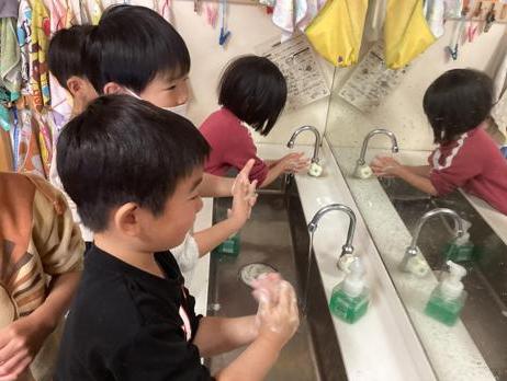 子どもたちが手を洗っている様子