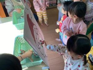 2歳児うさぎ組がゲームをしている様子