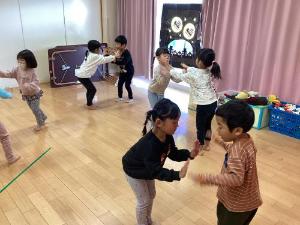 4歳児ぞう組が踊りを踊っている様子