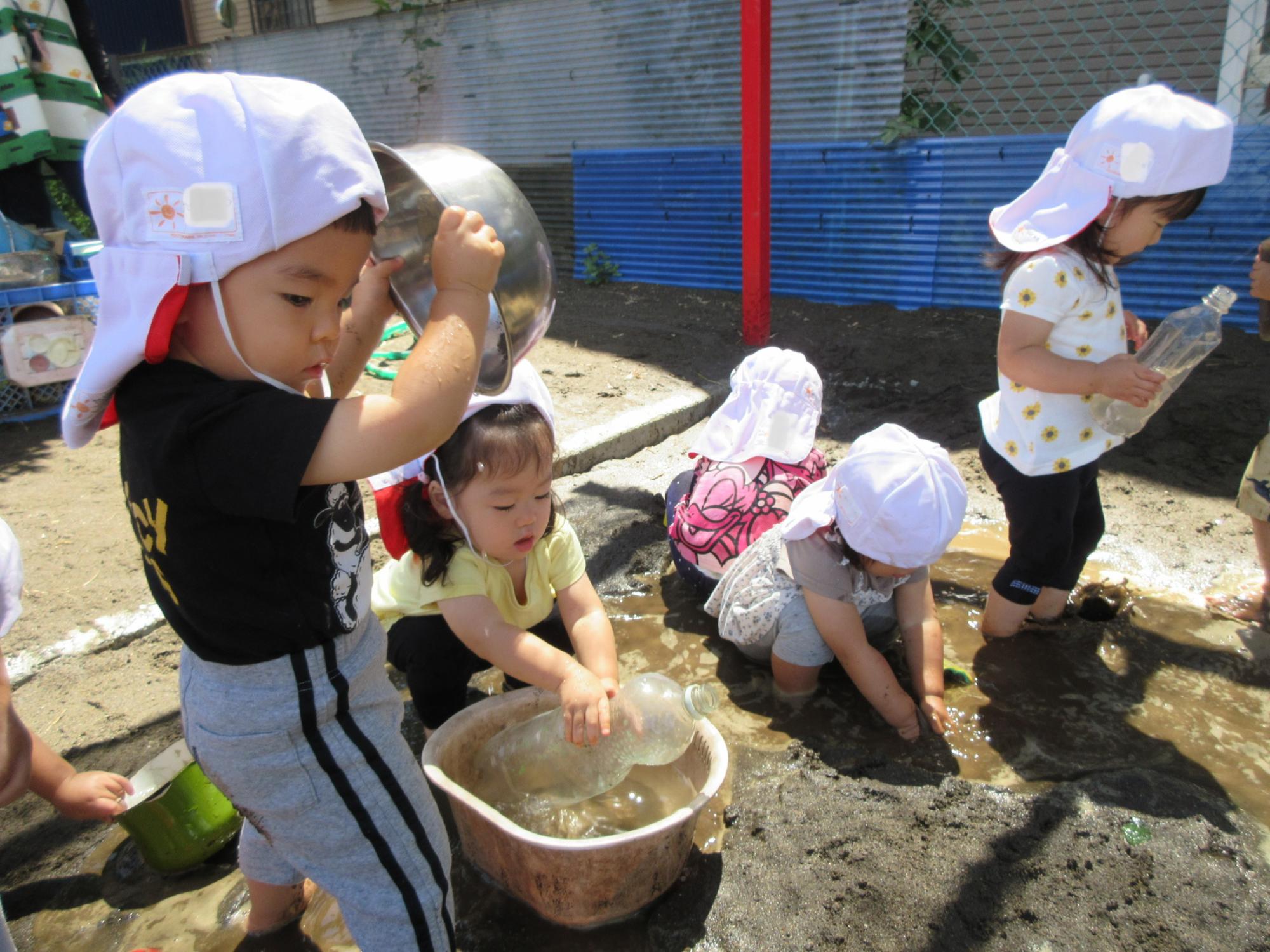 砂場で水遊びしているところ