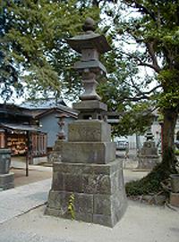 紅花商人寄進の石燈篭