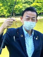 第4回初めての魚釣り体験の画像。第4回大会(令和4年)で、5センチのクチボソを釣った小野桶川市長の様子が写っている。