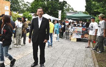 マルシェイベント第3回だっての会場を歩く桶川市長