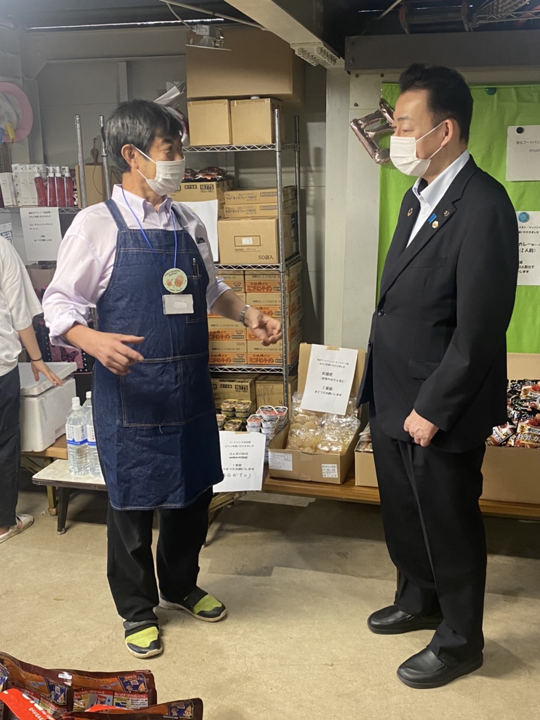桶川フードパントリーかのうの森主催者の和泉さんと市長が立ってお話ししている様子