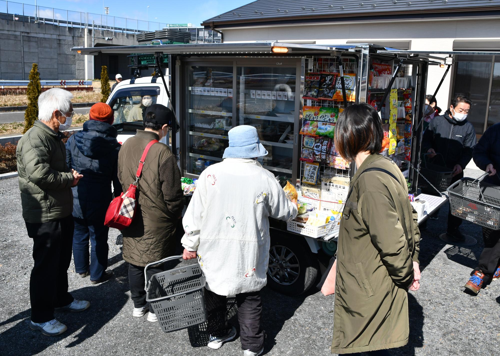 移動スーパーで買い物している方々の様子