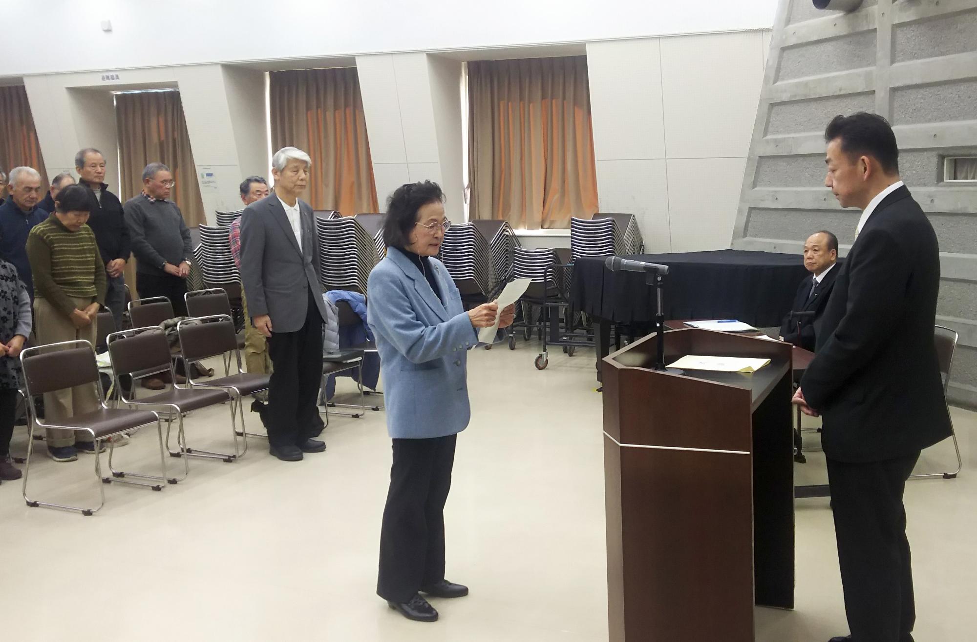平成市民大学で卒業生代表のことばとして、市長の前に代表者が向かい合って立ち、ことばを述べている