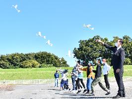 自身で作成したプロペラ模型飛行機を飛ばす子どもたちと小野克典