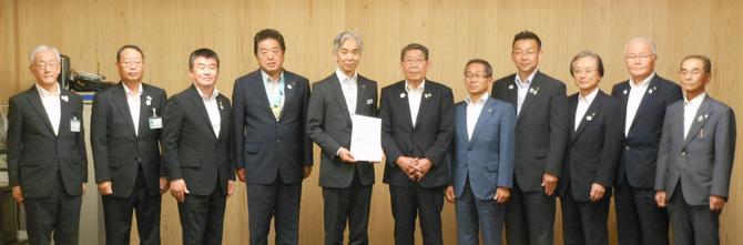 10市町の市長、町長を合わせた11名が横に並んで記念撮影