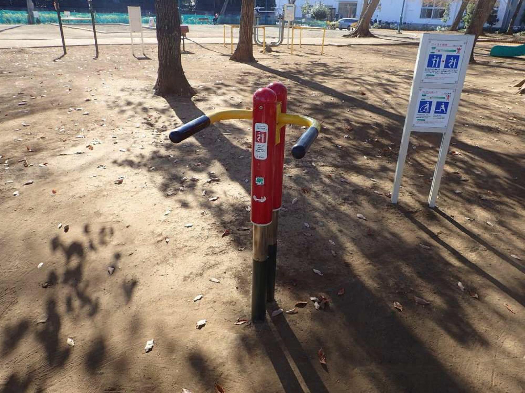 健康遊具(スイスイ屈伸)