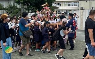 子どもみこし(子どもたちがみこしを担いでいる様子)