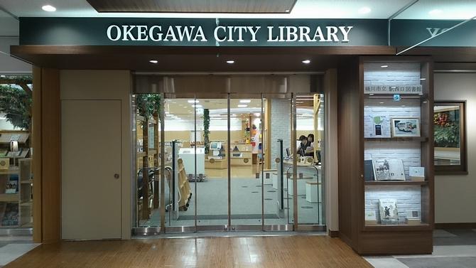 中央図書館の入り口から図書館内部を撮影した写真