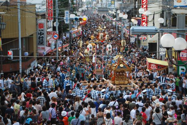 7月桶川祇園祭で住人が神輿を囲んでいる画像