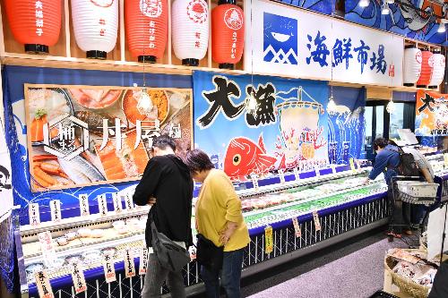 道の駅「べに花の郷おけがわ」の鮮魚コーナーの様子。