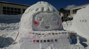 雪まつりに向けて職員が制作したオケちゃんの雪像