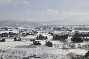 飯豊町の雪が積もった集落の景色