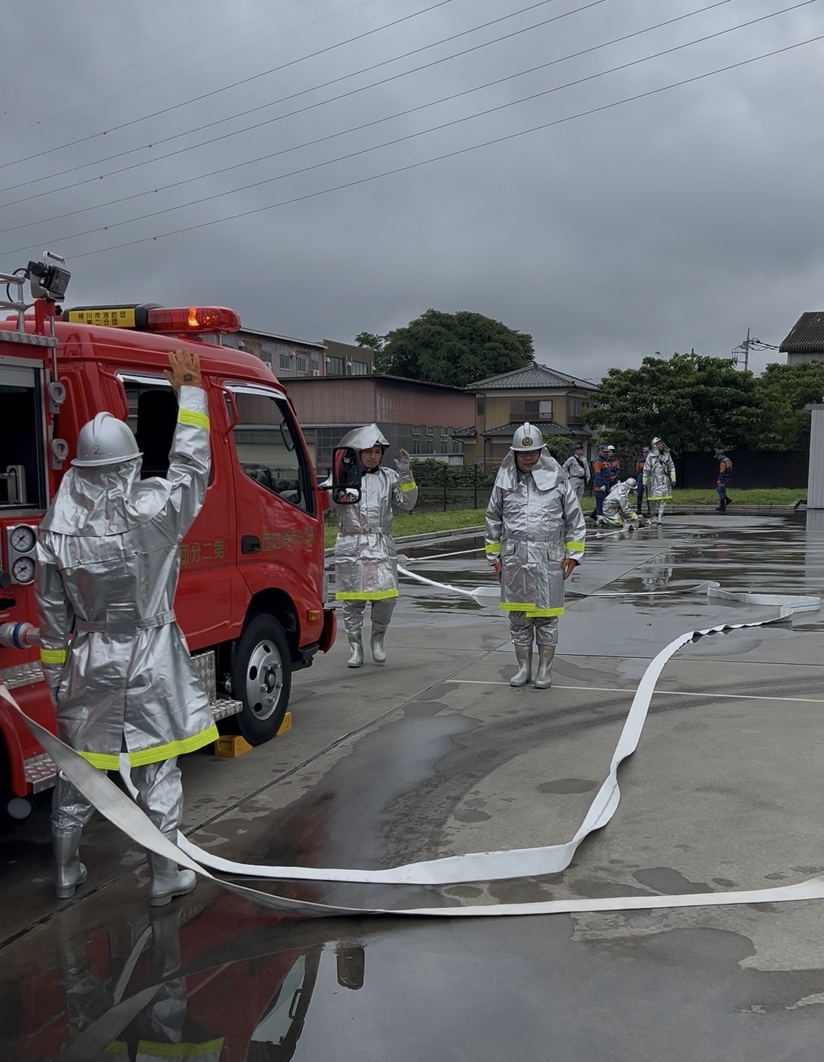 中継を受けて放水する隊