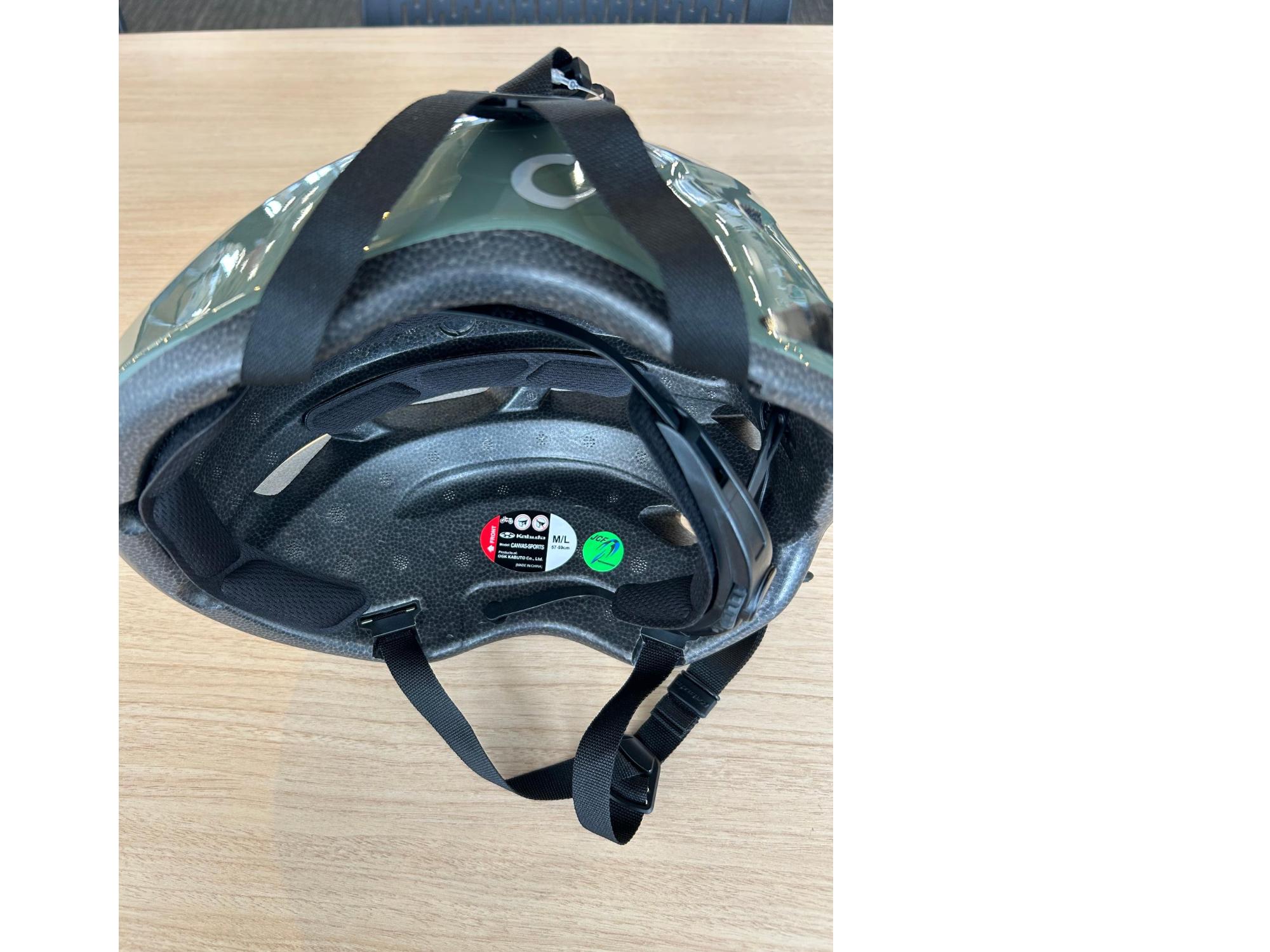 安全基準が確認できるヘルメットの画像