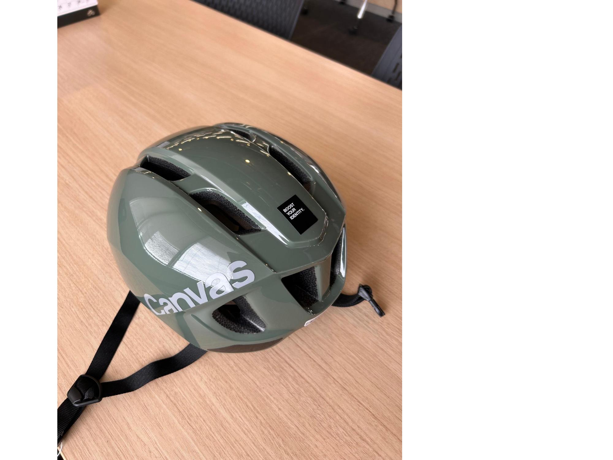 安全基準が確認できないヘルメットの画像