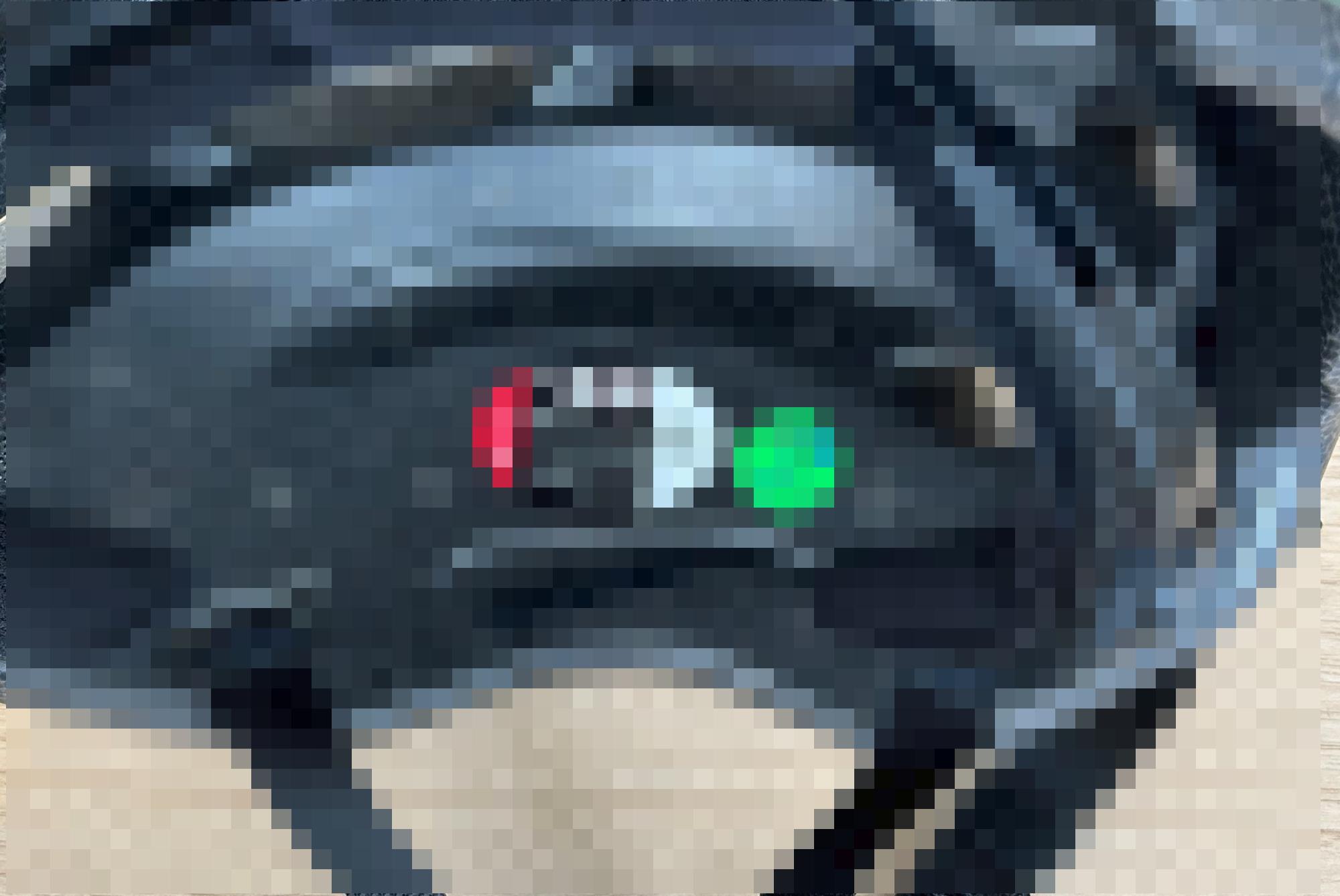 ピントが合っていないヘルメットの画像