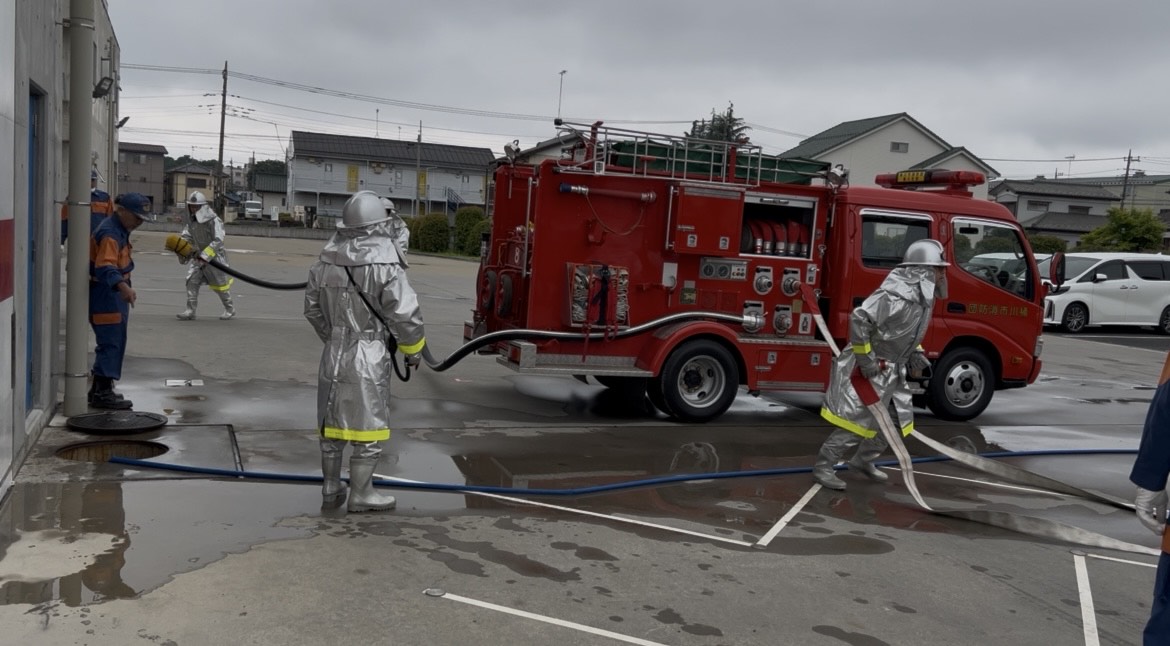 先の消防車に中継する隊