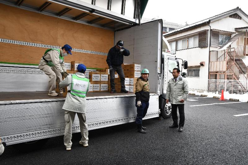 トラックへ積み込み