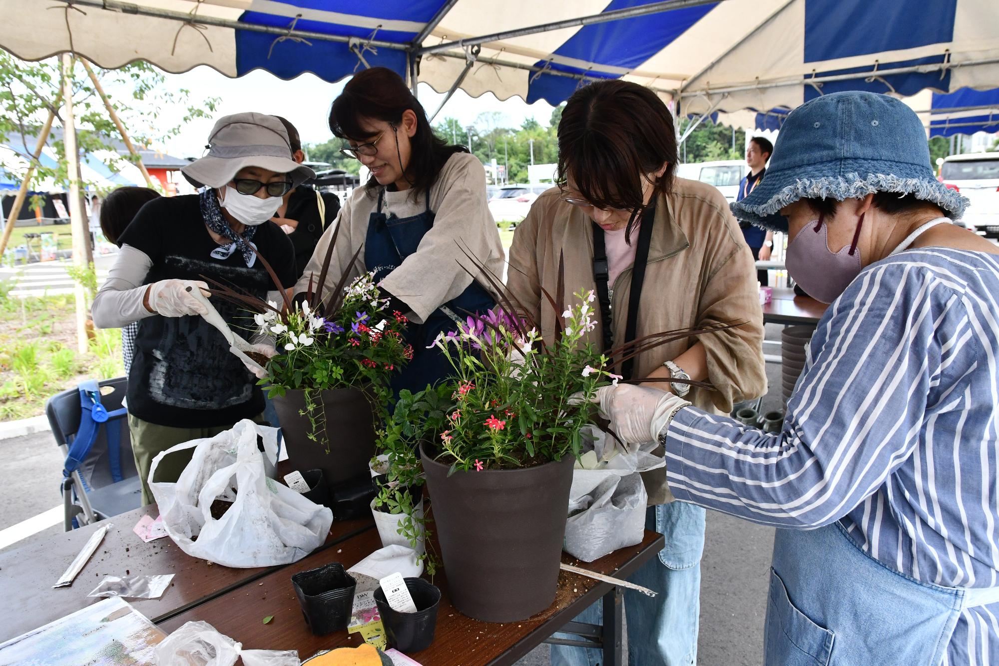 ガーデニング教室参加者が作業している様子