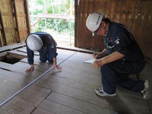 便所棟の調査研究状況の写真