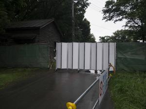 飛行学校の仮設ゲートの写真