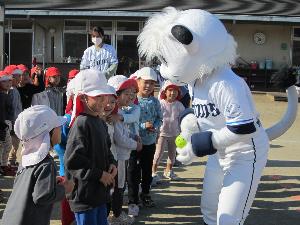 埼玉西武ライオンズのマスコットキャラクターのライナと子ども達が触れ合っているところ
