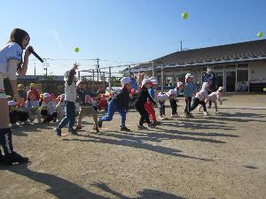 5歳児がボール投げをしている様子