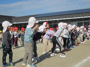 埼玉西武ライオンズのマスコットキャラクターのライナの真似をしている様子