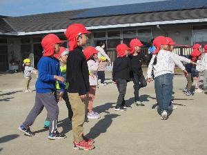 埼玉西武ライオンズのマスコットキャラクターのライナの真似をしている様子