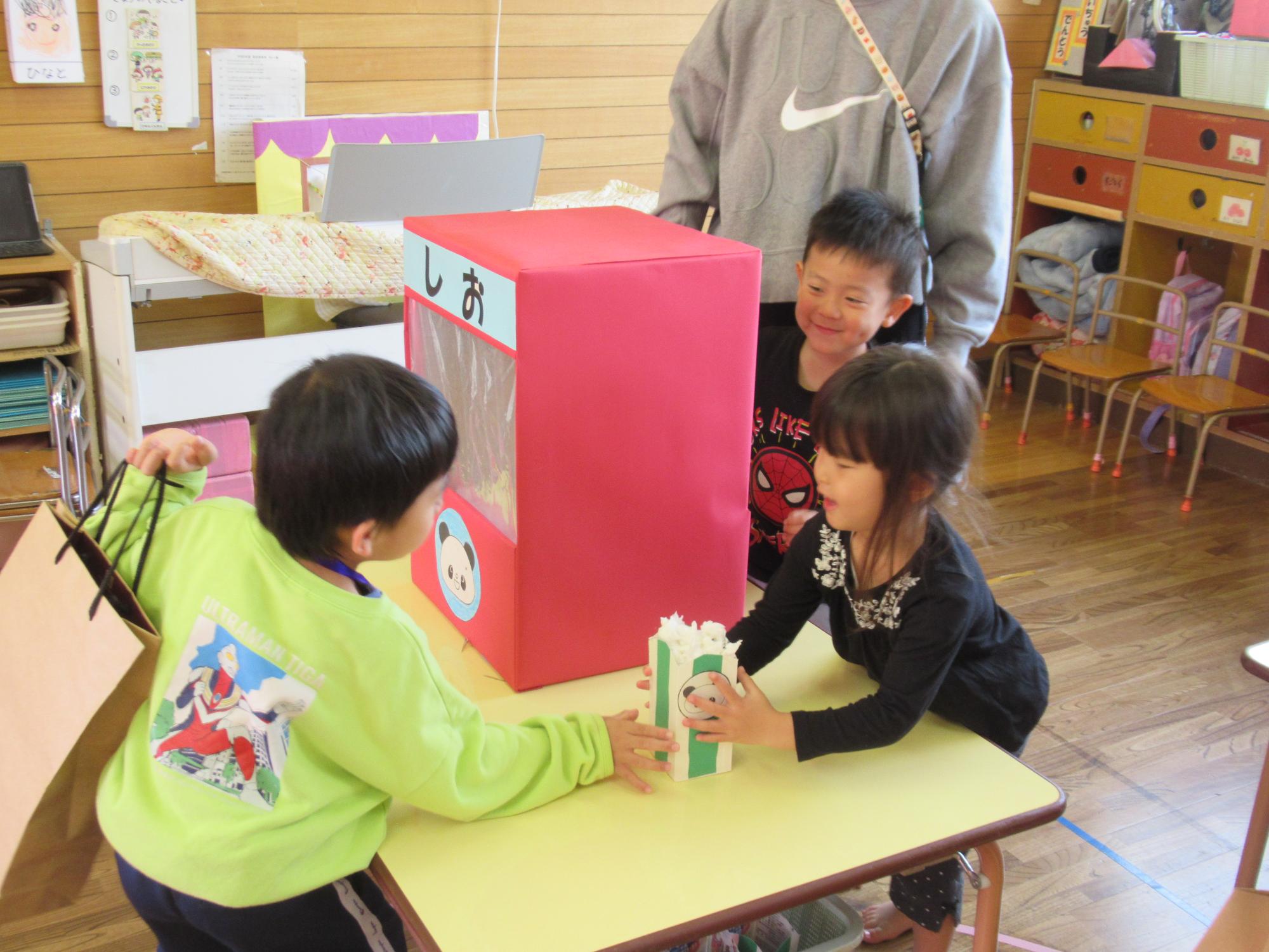 ポップコーンを渡している所