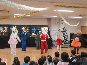 職員の出し物「太りすぎのサンタさん」を披露する