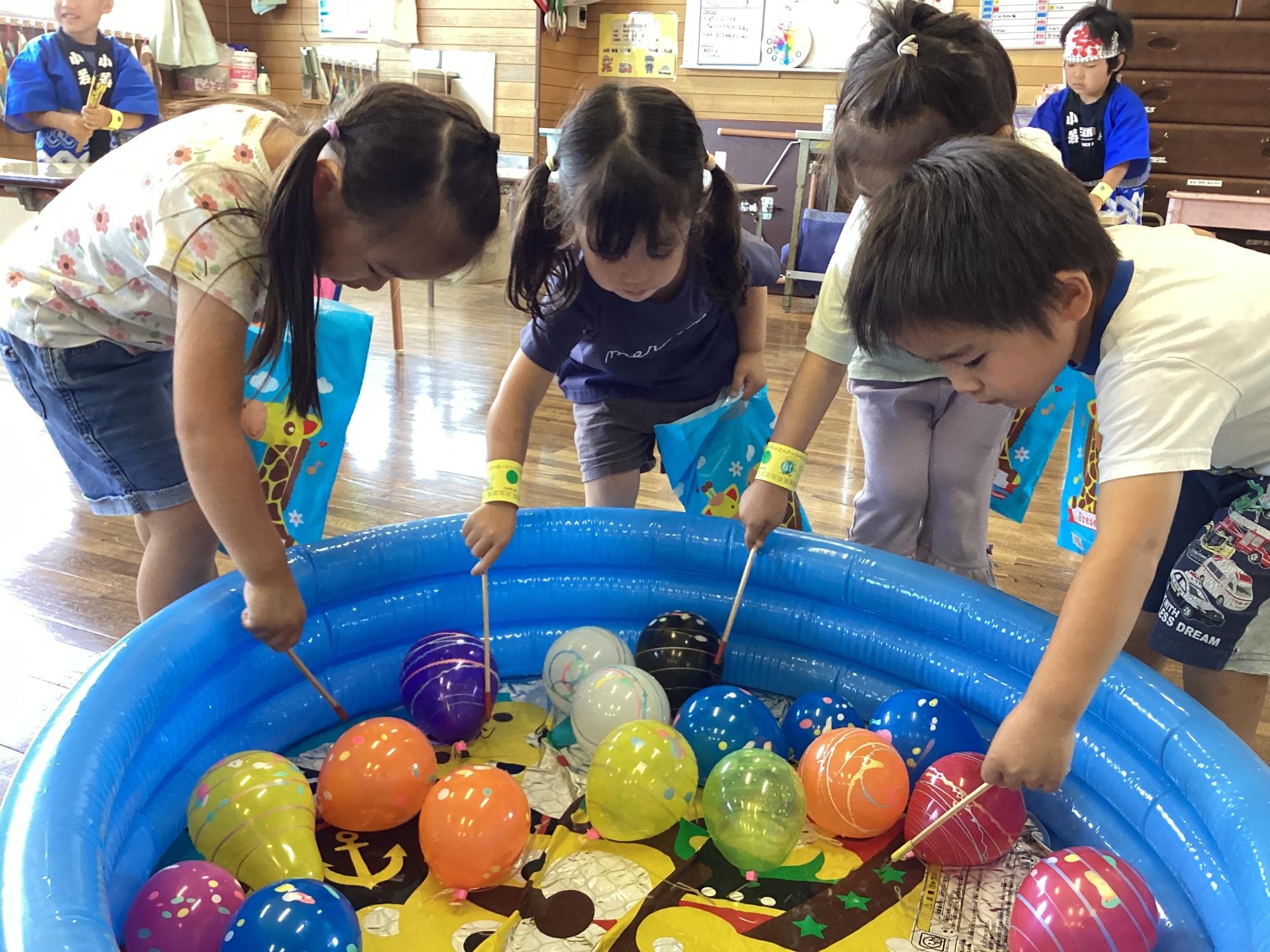 ヨーヨーつりをする子どもたち