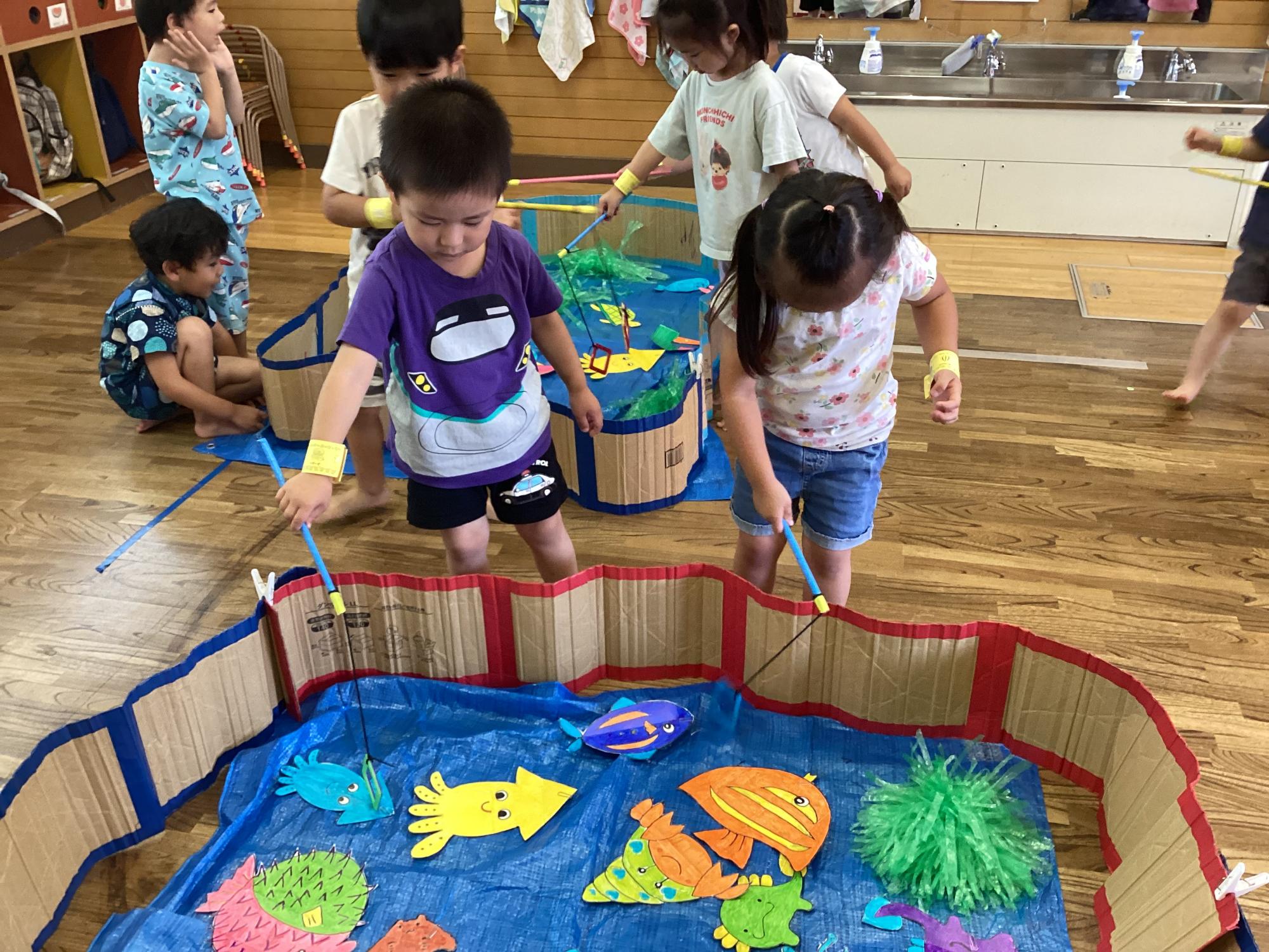 手作りの魚釣りを楽しむ子どもたち