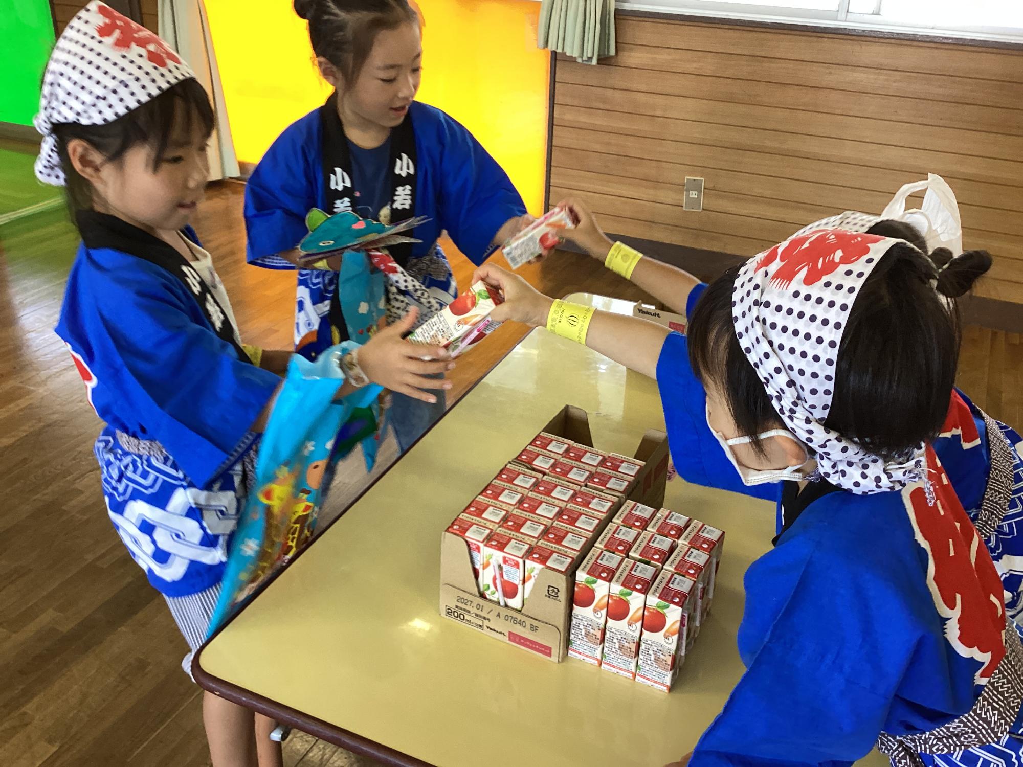 ジュース屋さんをする子ども