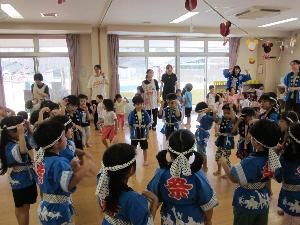 縁日遊びで子ども達がエビカニクス音頭を踊っている様子