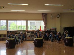 太鼓を演奏しています