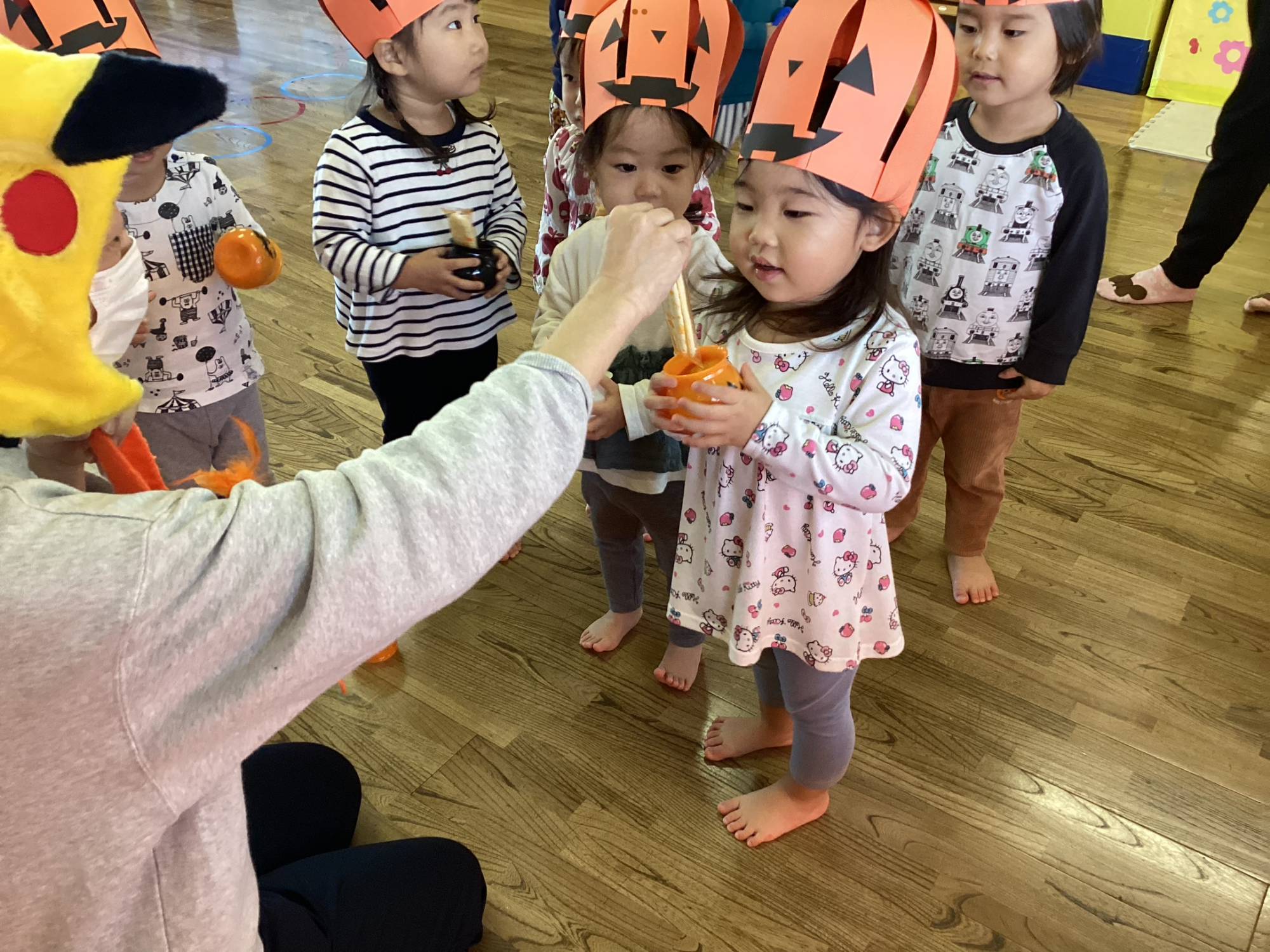 お菓子をもらっている写真