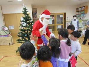 5歳児がサンタクロースと触れ合っている様子